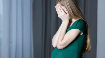 Era gravidă și cerșea într-o benzinărie, dar un bărbat i-a întins o mană de ajutor
