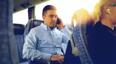 Un bărbat vorbea la telefon în autobuz. Nu se aștepta la o asemenea reacție din partea unei femei