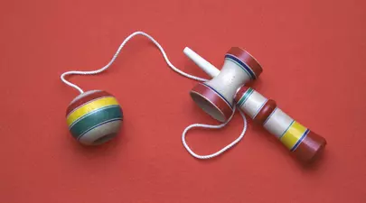 Ce este kendama, jocul de îndemânare care i-a înnebunit pe tineri