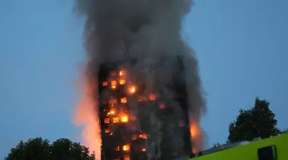 Incendiul din Londra. O mamă disperată și-a aruncat bebelușul de la etajul 10
