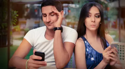 Încerca să agațe o femeie măritată. Răspunsul ei l-a lăsat mut