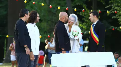 Gina Pistol și Cătălin Scărlătescu, în fața altarului