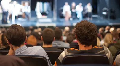 Codul bunelor maniere în sala de teatru. De ce nu se aplaudă în timpul spectacolului