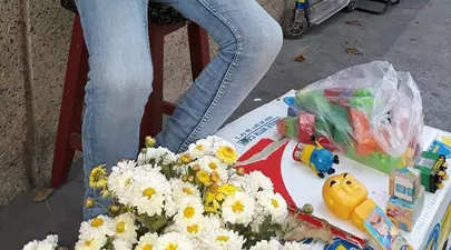 Un copil de 10 ani își vinde jucăriile pe o stradă din Mioveni