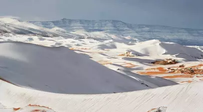 Imagini rare. A nins în deșertul Sahara