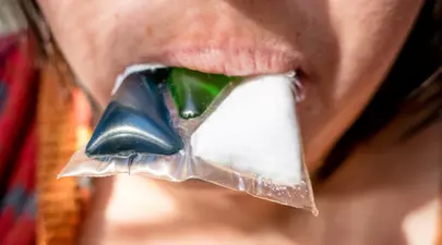 Provocare periculoasă pe rețelele de socializare – tot mai mulți tineri ingerează capsule de detergent