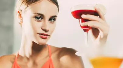 4 mituri despre alcool pe care și tu sigur le crezi. Care e adevărul, de fapt?