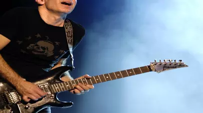 Celebrul chitarist Joe Satriani va concerta din nou la București