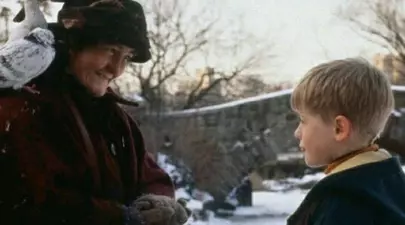 Cine este femeia cu porumbei din „Singur acasă 2”