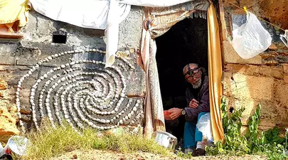 Cine este bărbatul care a lăsat totul în urmă și s-a mutat într-o grotă din Spania
