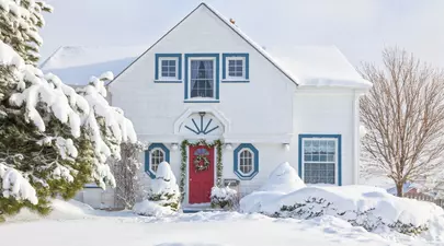 5 idei de decorațiuni pentru curte care  arată bine chiar și iarna