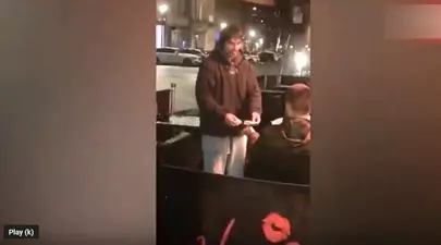 Gestul unui bărbat fără adăpost după ce a primit un card bancar și codul PIN