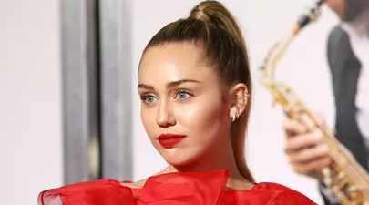 Miley Cyrus, la plimbare cu noua sa iubită FOTO