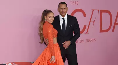 Jennifer Lopez, în rochie de mireasă pe străzile din New York