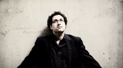 Dirijorul britanic Leo Hussain revine la Sala Radio cu un program Elgar/Sibelius