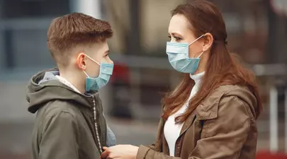 Purtarea măștilor de protecție a devenit obligatorie. Care sunt regulile de purtare și excepțiile