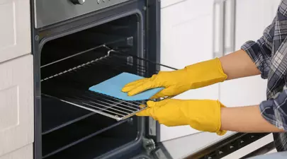 (P) 4 Trucuri rapide pentru curățarea aragazului