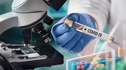 Studiu COVID-19: Pacienții cu simptome neurologice prezintă un risc de deces de șase ori mai mare