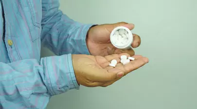 Un român la un pas de a-și pierde rinichii după ce a luat un an întreg Paracetamol pentru a se feri de COVID-19