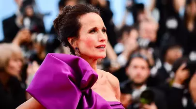 Cum a apărut actrița Andie MacDowell pe covorul roșu de la Cannes 2021