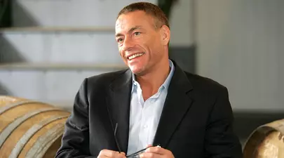 Jean-Claude Van Damme, în vizită în România. Actorul a fost filmat dansând pe manele