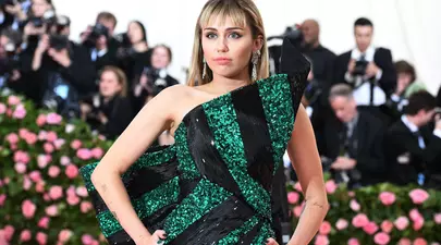 Miley Cyrus, show lipsit de inhibiții la deschiderea unui resort de lux din Las Vegas