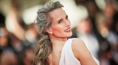 Andie MacDowell, mândră de ridurile și de părul ei alb