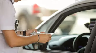 O femeie cu COVID-19, cercetată penal pentru că nu a respectat carantina și a călătorit în străinătate