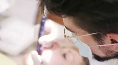 Trebuie să-mi scot toate măselele de minte dacă-mi pun aparat dentar?