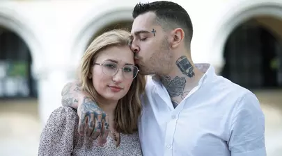 Bărbatul care şi-a părăsit soţia pentru o refugiată ucraineană a demisionat ca să aibă grijă de ea, după ce aceasta a orbit parțial