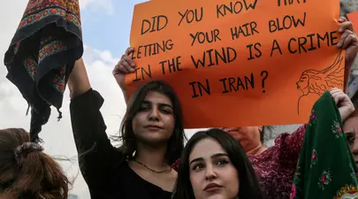 Ce se întâmplă în Iran. Femeile își taie părul și își ard hijaburile pe străzi