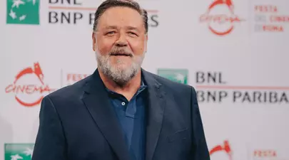 Russell Crowe are o nouă iubită. A zâmbit în continuu pe covorul roșu