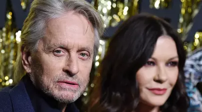 Michael Douglas, de nerecunoscut pe străzile din Paris. Actorul, în vârstă de 78 de ani, și-a făcut o schimbare de look notabilă