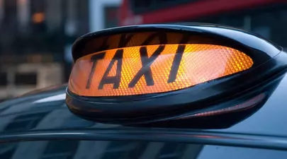 O femeie a primit o factură de la o firmă de taximetrie, după ce a născut pe bancheta din spate a mașinii