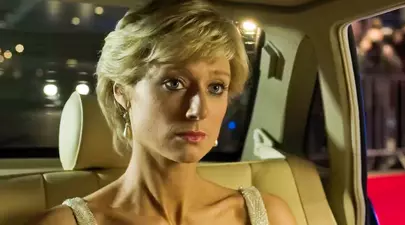 Scene macabre în „The Crown”. Elizabeth Debicki, obligată să stea întinsă într-un sicriu
