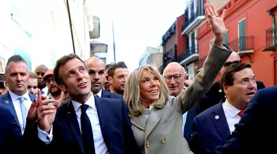 'El e președintele Franței. Trebuie să fie un exemplu!' Cum le-a răspuns Emmanuel Macron jurnaliștilor care i-au criticat relația cu soția