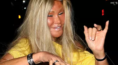 Cum arată Jocelyn Wildenstein la 83 de ani. „Femeia pisică”, surprinsă în compania logodnicului cu 27 de ani mai tânăr