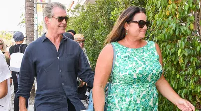 Keely Shaye Smith, apariție spectaculoasă după ce a slăbit 45 kg. Soția Pierce Brosnan a întors toate privirile într-o rochie mini, la un eveniment monden