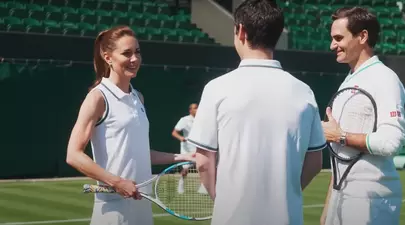 Kate Middleton, în fustă mini pe terenul de tenis, contra Roger Federer