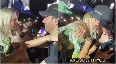 Imagini virale cu Enrique Iglesias și o fană din România: „Ia-mă cu tine!”. Reacția artistului după show-ul din Craiova / Video