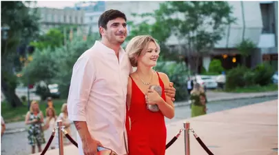 Alex Bogdan de la “Săriți de pe fix” se însoară: “Avansul e plătit, formația e vorbită, deci chiar se întâmplă”/ Exclusiv