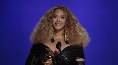Beyonce a purtat două ținute create de un român din Bacău în cadrul turneului mondial Renaissance. Cine e Cosmin Diaconu / Video