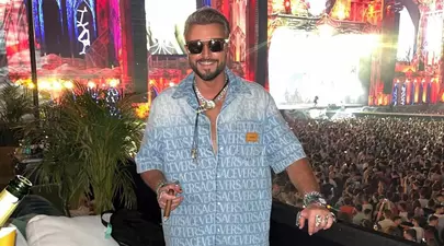 Cătălin Botezatu, în ținută Versace la Untold. Și-a pus cercel în nas și poartă accesorii de 100.000 de euro / Exclusiv