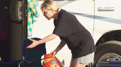 Tori Spelling, de la casele scumpe la viața într-o rulotă cu cinci copii. Cum a ajuns actrița să aibă probleme financiare