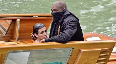 Kanye West și Bianca Censori, aspru criticați după apariția indecentă din Veneția. „Ar fi timpul să intervină poliția!”