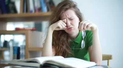 Semnele care anunță miopia. Afecțiunea poate provoca dificultăți la învățare