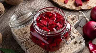 Salată de sfeclă roșie pentru iarnă – rețeta simplă