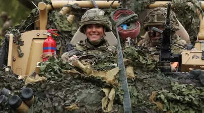 Kate Middleton a îmbrăcat echipamentul militar și a condus un vehicul blindat. Imagini inedite cu soția lui William
