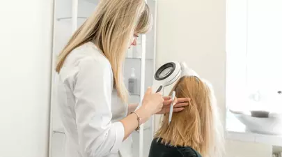 Căderea părului la femei. Impactul psihologic și cauzele profunde