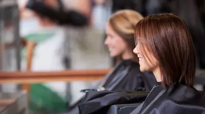 3 tunsori care îți subțiază fața și te fac să pari mai suplă. Hairstylist: „Este un truc grozav pentru femei!”
